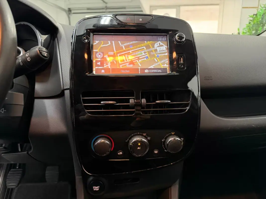 Renault Clio Sport Tourer 2014 - 7750 EUR, 199000 km - AUTO.MOTO.pt - 199000km - foto 9 de 16