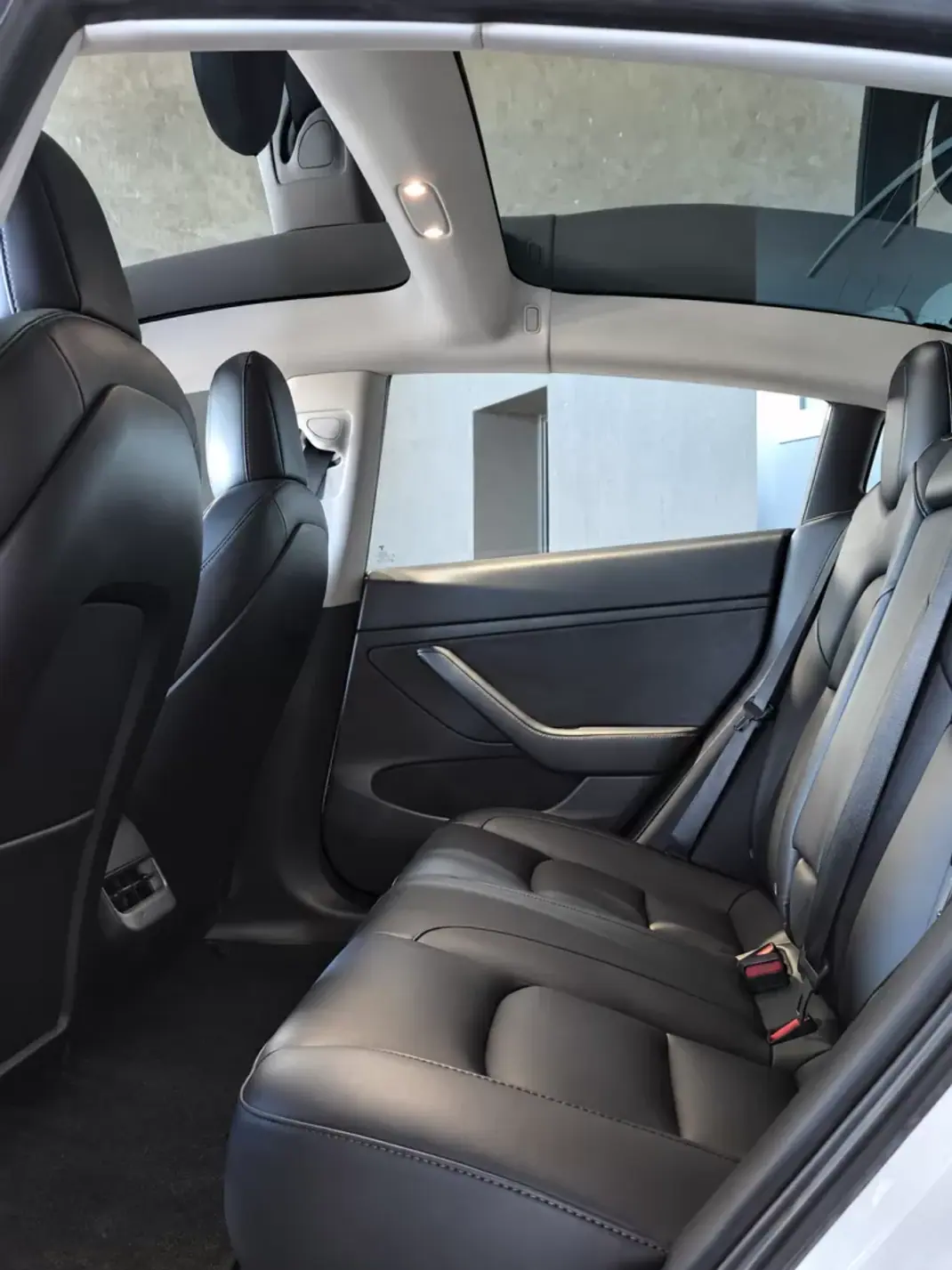 Tesla Model 3 2023 - 35490 EUR, 85014 km - 85014km - foto 22 de 24