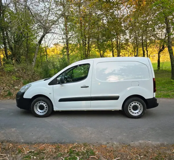Peugeot Partner 2016 - 9990 EUR, 176000 km - AUTO.MOTO.pt - 176000km - foto 8 de 24