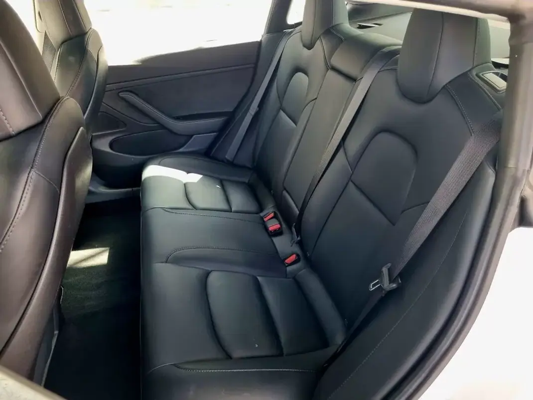 Tesla Model 3 2019 - 20900 EUR, 107000 km - AUTO.MOTO.pt - 107000km - foto 8 de 13
