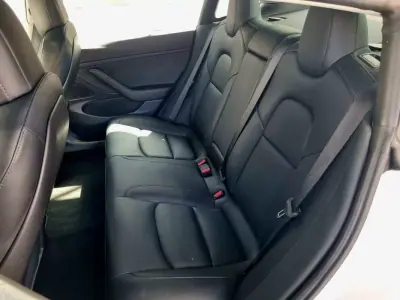 Tesla Model 3 2019 - 20900 EUR, 107000 km - AUTO.MOTO.pt - 107000km - foto 8 de 13