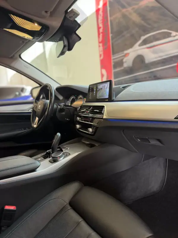 BMW 530e 2018 - 24900 EUR, 178000 km - AUTO.MOTO.pt - 178000km - foto 5 de 11