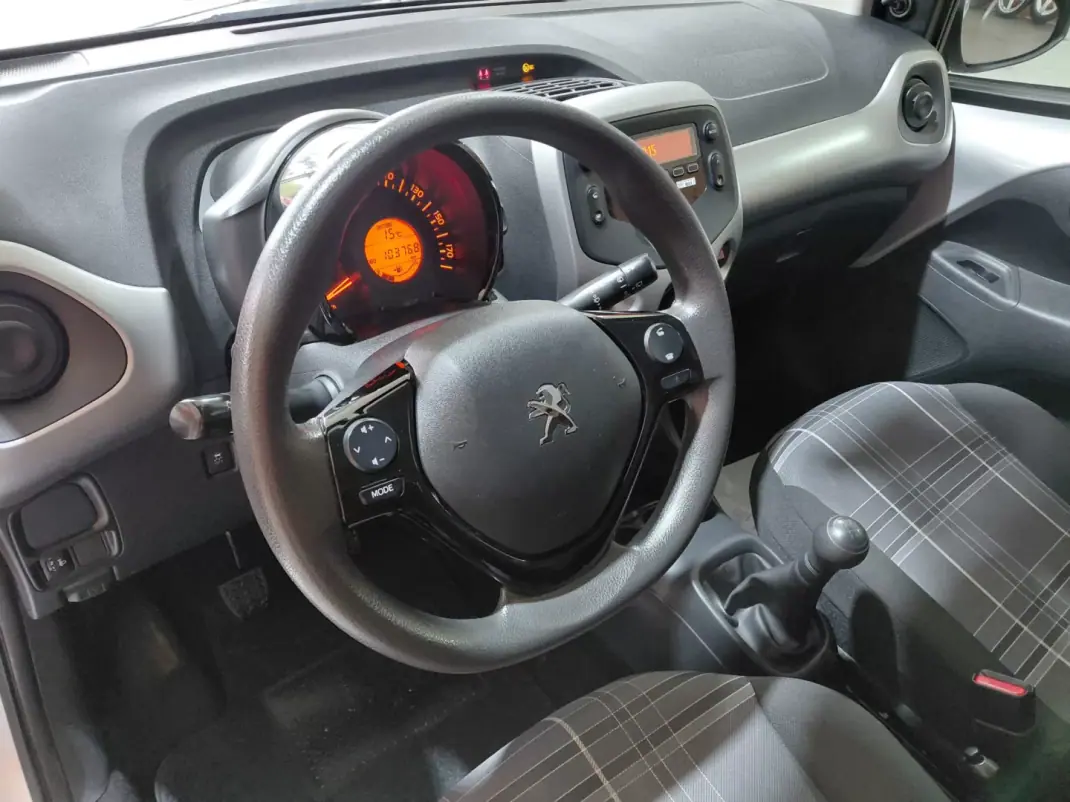 Peugeot 108 2017 - 9990 EUR, 99000 km - AUTO.MOTO.pt - 99000km - foto 8 de 14