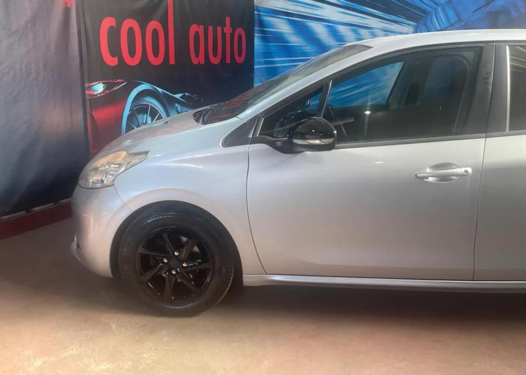 Peugeot 208 2013 - 6999 EUR, 195000 km - AUTO.MOTO.pt - 195000km - foto 17 de 35