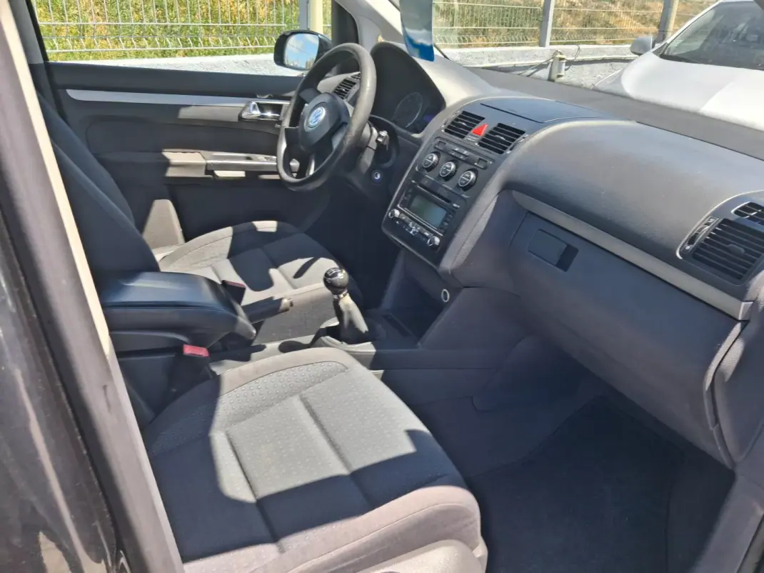 Volkswagen Touran 2005 - 4900 EUR, 247000 km - AUTO.MOTO.pt - 247000km - foto 8 de 12