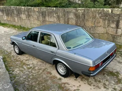 Mercedes-Benz 300 1982 - 13900 EUR, 233000 km - AUTO.MOTO.pt - 233000km - foto 8 de 32