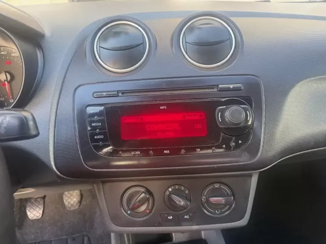 SEAT Ibiza 2010 - 5750 EUR, 156000 km - AUTO.MOTO.pt - 156000km - foto 26 de 33