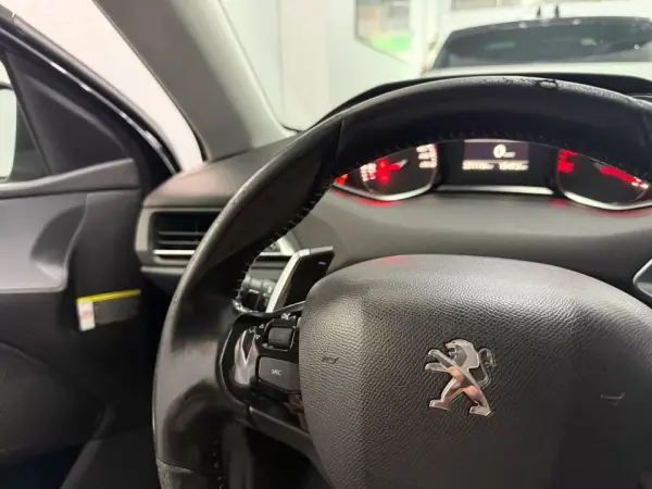 Peugeot 308 2019 - 11950 EUR, 251116 km - AUTO.MOTO.pt - 251116km - foto 14 de 16