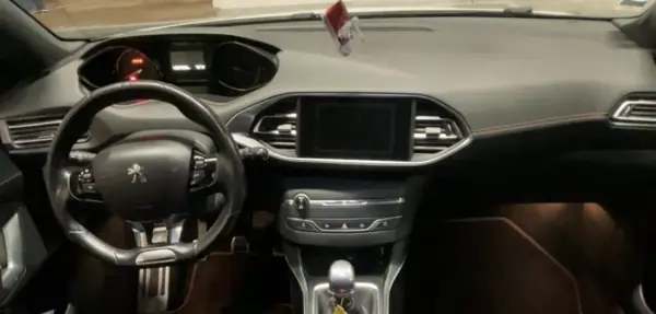 Peugeot 308 SW 2015 - 10900 EUR, 207000 km - AUTO.MOTO.pt - 207000km - foto 4 de 6