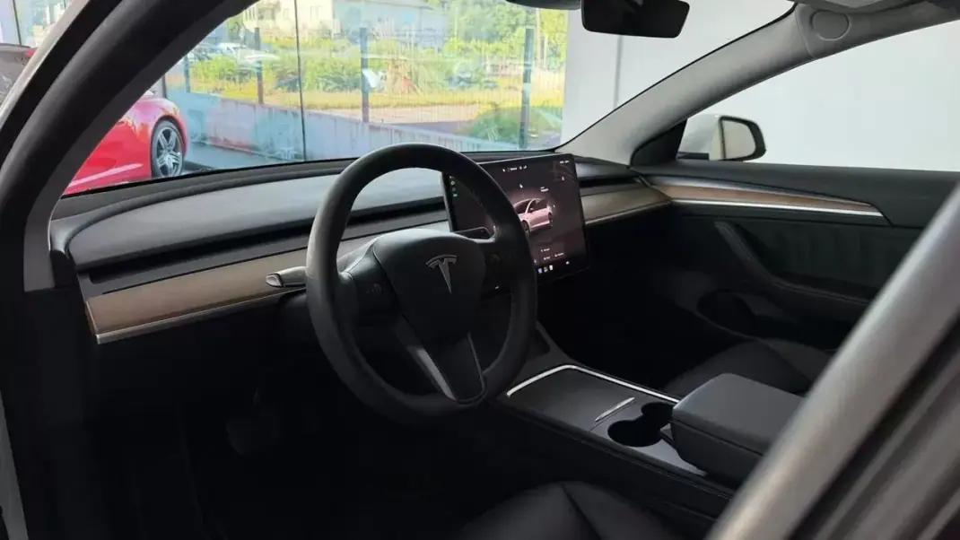 Tesla Model 3 2022 - 29990 EUR, 84000 km - AUTO.MOTO.pt - 84000km - foto 12 de 21