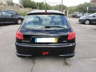 Peugeot 206 2004 - 3900 EUR, 168000 km - AUTO.MOTO.pt - 168000km - foto 7 de 10