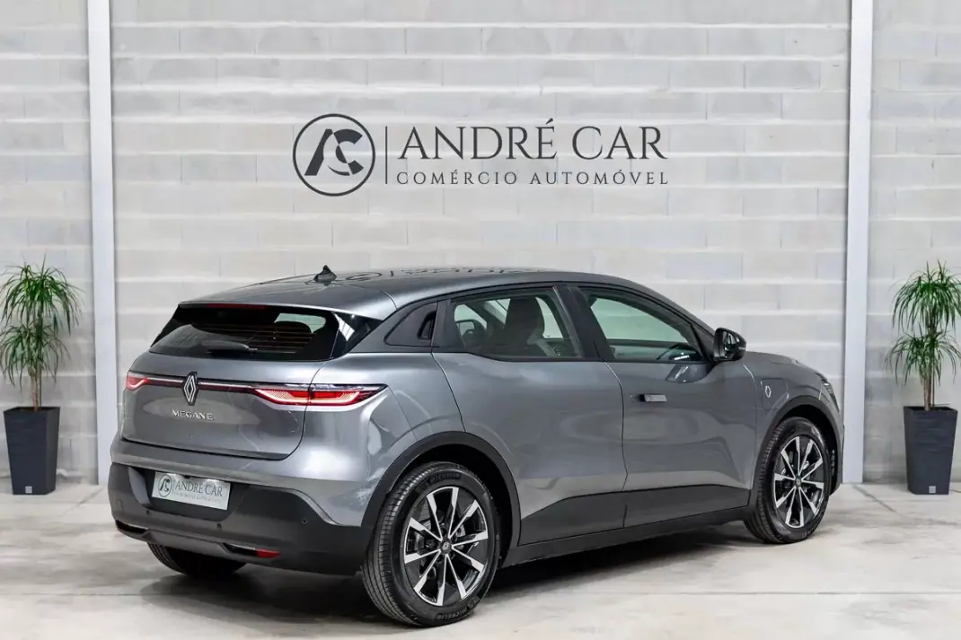 Renault Mégane E-Tech 2023 - 22450 EUR, 46780 km - AUTO.MOTO.pt - 46780km - foto 6 de 48