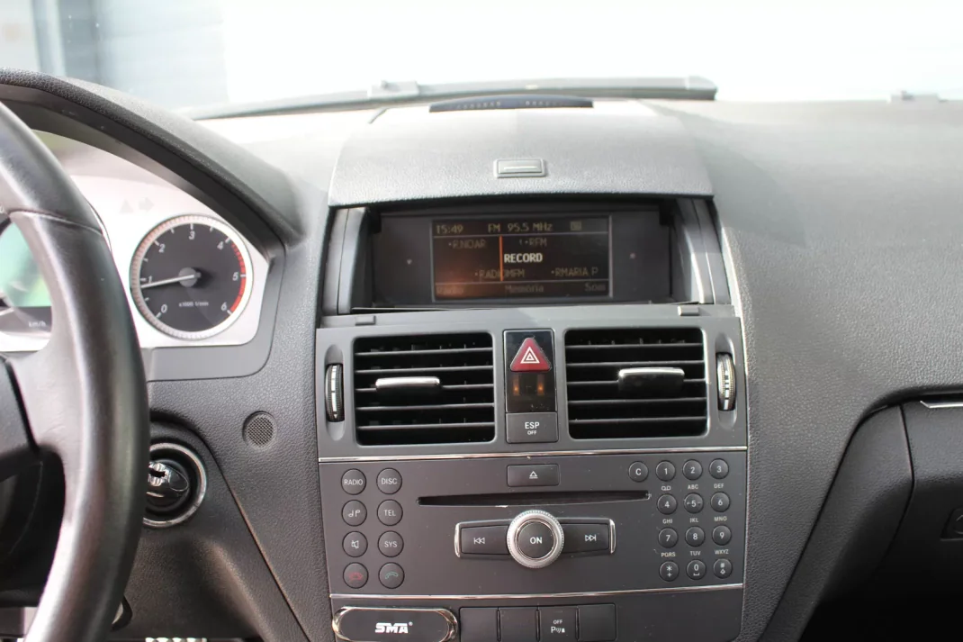 Mercedes-Benz C 250 2008 - 12990 EUR, 241176 km - AUTO.MOTO.pt - 241176km - foto 14 de 18