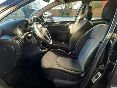 Peugeot 206 SW 2004 - 2500 EUR, 295418 km - AUTO.MOTO.pt - 295418km - foto 6 de 9