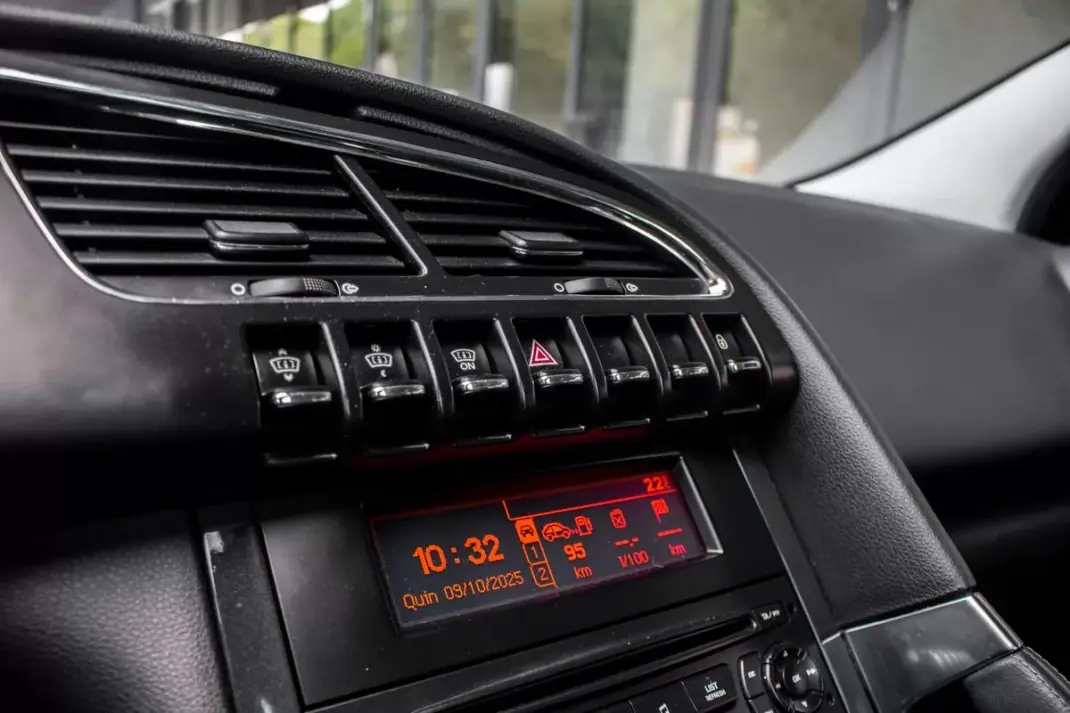 Peugeot 3008 2010 - 7490 EUR, 200623 km - AUTO.MOTO.pt - 200623km - foto 21 de 36