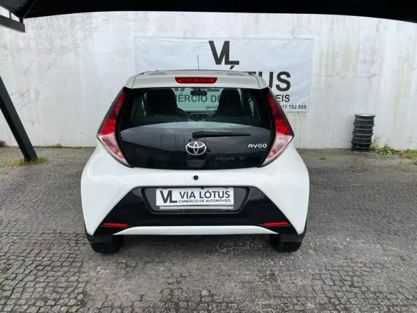 Toyota Aygo 2016 - 10900 EUR, 89310 km - AUTO.MOTO.pt - 89310km - foto 4 de 15