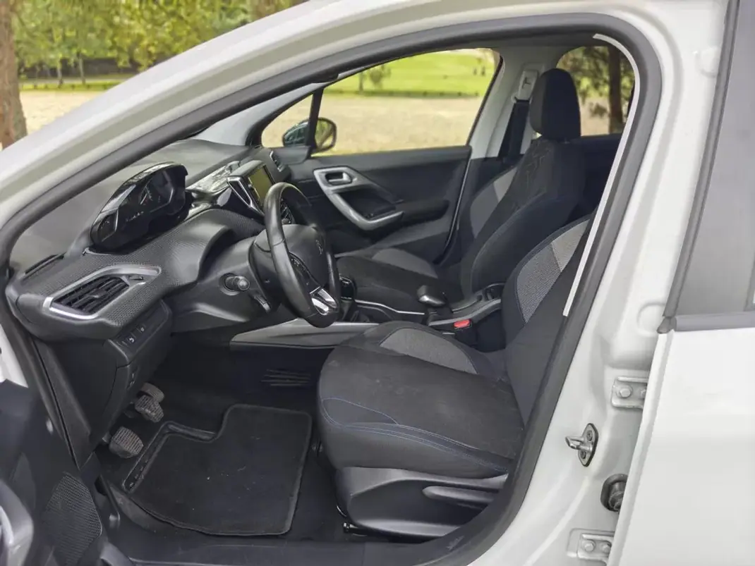 Peugeot 2008 2018 - 10399 EUR, 110600 km - AUTO.MOTO.pt - 110600km - foto 13 de 38
