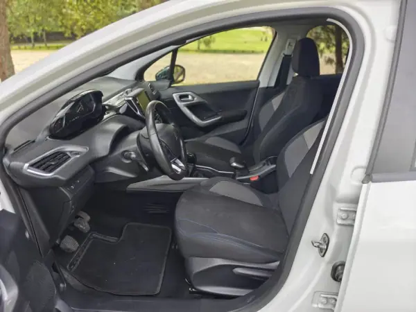 Peugeot 2008 2018 - 10399 EUR, 110600 km - AUTO.MOTO.pt - 110600km - foto 13 de 38