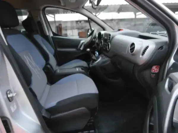 Peugeot Partner 2016 - 12900 EUR, 211456 km - AUTO.MOTO.pt - 211456km - foto 26 de 31