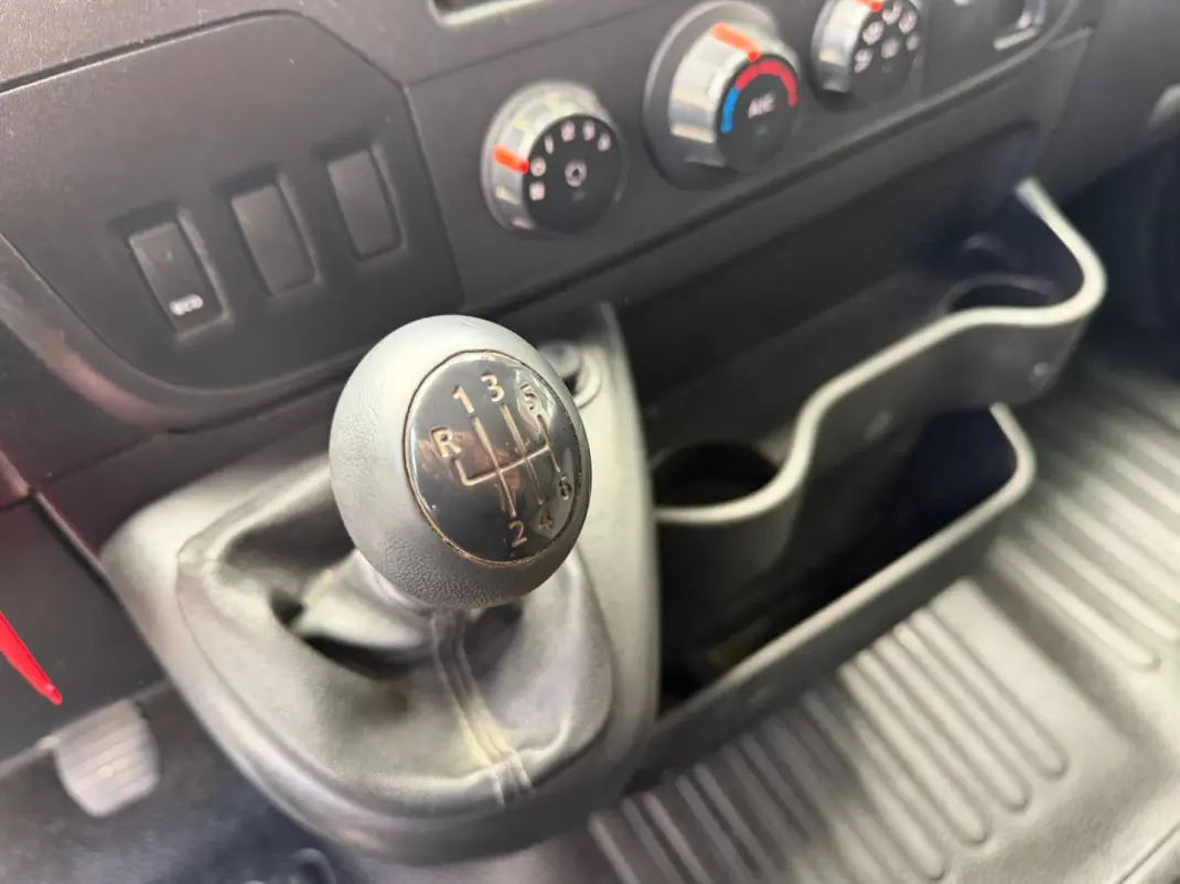 Renault Master 2.3 dCi L2 3.5T RD TP 2019 - 16900 EUR, 178309 km - AUTO.MOTO.pt - 178309km - foto 11 de 15