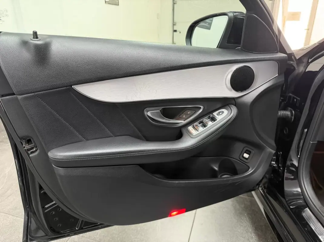 Mercedes-Benz C 180 2019 - 24990 EUR, 210000 km - AUTO.MOTO.pt - 210000km - foto 17 de 29