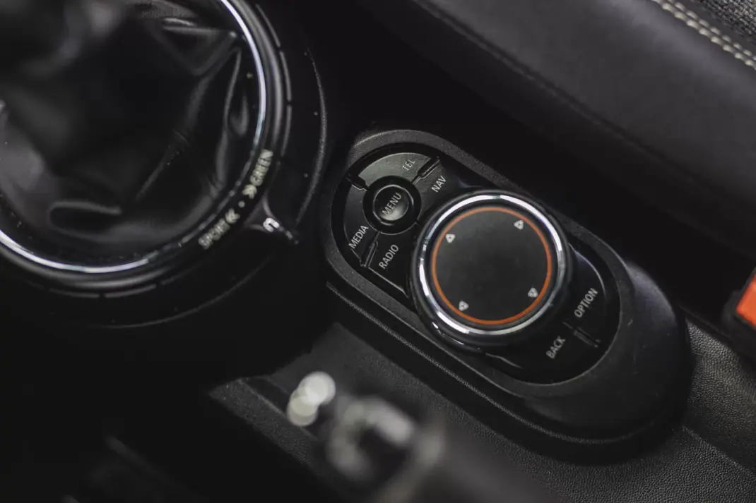 MINI Cooper 2015 - 14500 EUR, 211994 km - AUTO.MOTO.pt - 211994km - foto 21 de 31