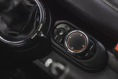 MINI Cooper 2015 - 14500 EUR, 211994 km - AUTO.MOTO.pt - 211994km - foto 21 de 31