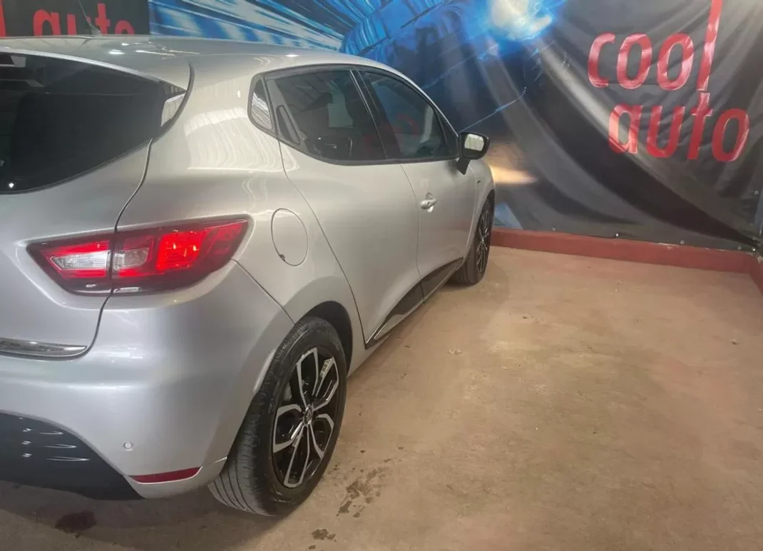 Renault Clio 2019 - 11750 EUR, 106000 km - AUTO.MOTO.pt - 106000km - foto 20 de 45