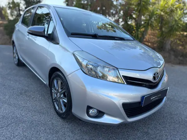 Toyota Yaris 2013 - 10999 EUR, 80000 km - AUTO.MOTO.pt - 80000km - foto 4 de 18