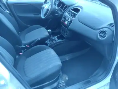 Fiat PUNTO 2019 - 7999 EUR, 180000 km - AUTO.MOTO.pt - 180000km - foto 11 de 27