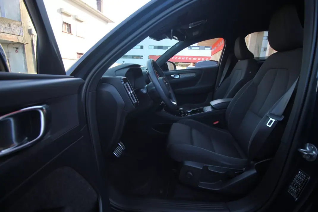 Volvo XC 40 2022 - 26000 EUR, 124000 km - AUTO.MOTO.pt - 124000km - foto 16 de 28