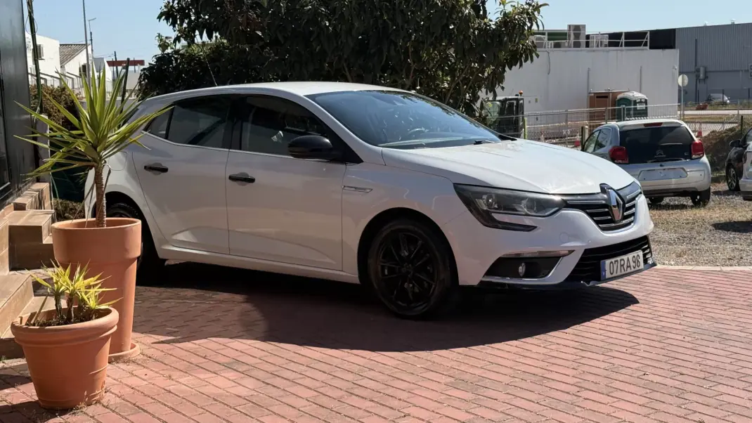 Renault Mégane 2016 - 8990 EUR, 208000 km - AUTO.MOTO.pt - 208000km - foto 14 de 27