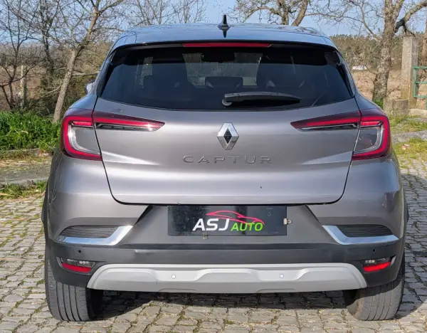 Renault Captur 2022 - 17000 EUR, 126580 km - AUTO.MOTO.pt - 126580km - foto 8 de 23