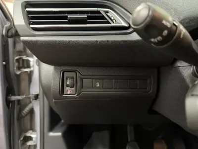 Peugeot 308 2017 - 10990 EUR, 131446 km - AUTO.MOTO.pt - 131446km - foto 14 de 21