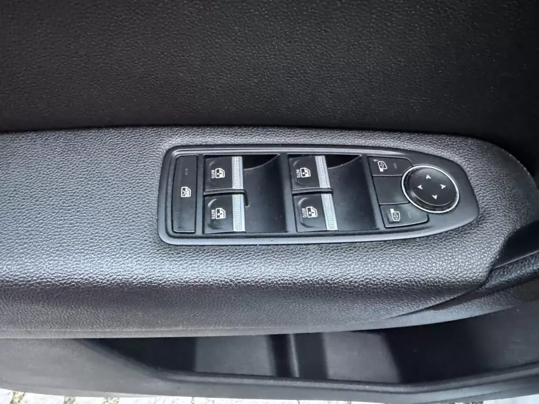 Renault Captur 2023 - 18500 EUR, 103000 km - AUTO.MOTO.pt - 103000km - foto 46 de 48