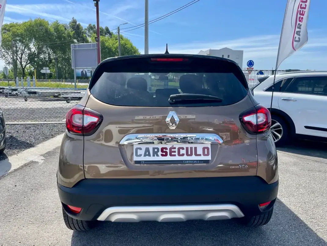 Renault Captur 2017 - 13750 EUR, 85620 km - AUTO.MOTO.pt - 85620km - foto 6 de 27