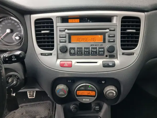 Kia Rio 2009 - 3900 EUR, 344000 km - AUTO.MOTO.pt - 344000km - foto 16 de 19
