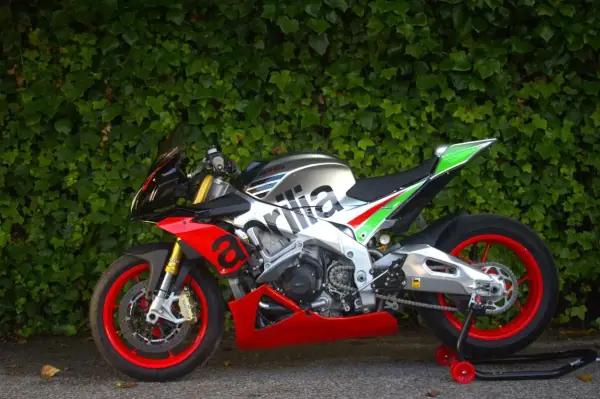 Aprilia Tuono 125 Base 2016 - 9750 EUR, 12400 km - AUTO.MOTO.pt - 12400km - foto 2 de 12