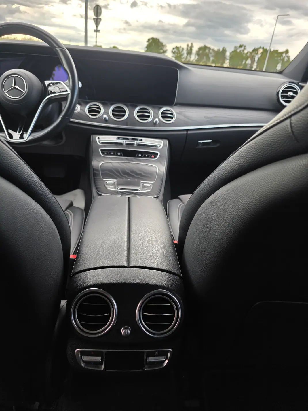 Mercedes-Benz E 300 2020 - 35500 EUR, 151500 km - AUTO.MOTO.pt - 151500km - foto 4 de 11