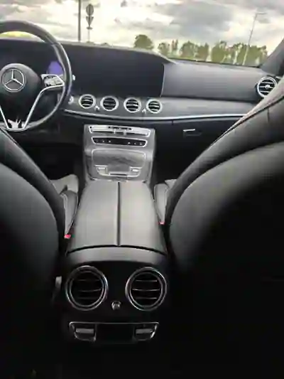 Mercedes-Benz E 300 2020 - 35500 EUR, 151500 km - AUTO.MOTO.pt - 151500km - foto 4 de 11