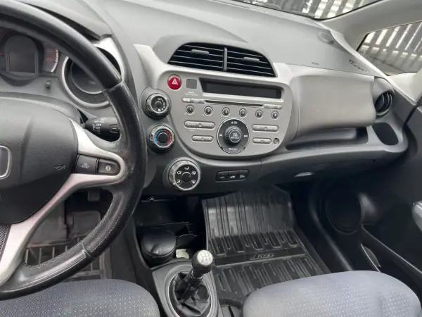 Honda Jazz 2008 - 4765 EUR, 235500 km - AUTO.MOTO.pt - 235500km - foto 9 de 15