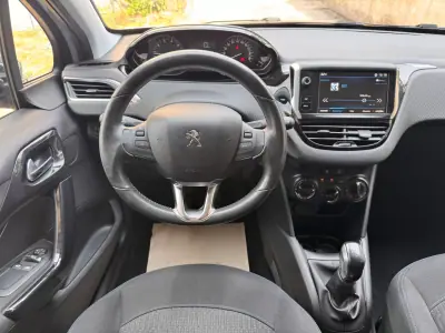 Peugeot 208 2018 - 9500 EUR, 95379 km - AUTO.MOTO.pt - 95379km - foto 9 de 22