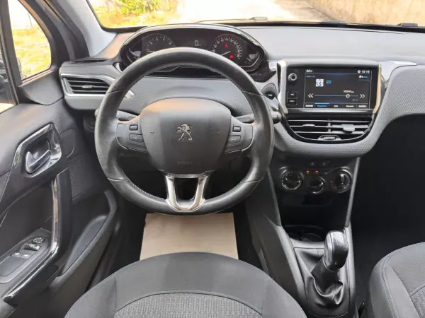 Peugeot 208 2018 - 9500 EUR, 95379 km - AUTO.MOTO.pt - 95379km - foto 9 de 22
