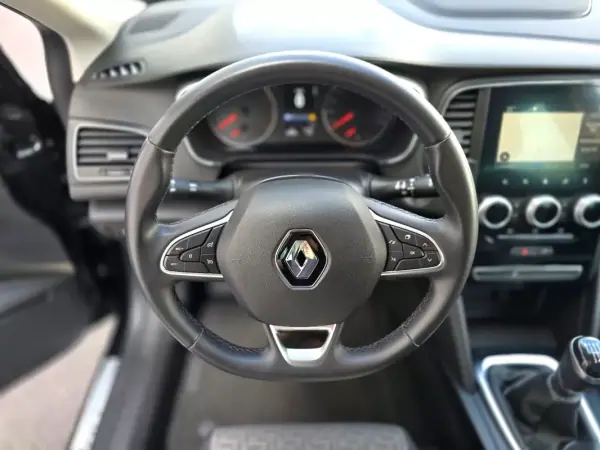 Renault Mégane 2021 - 15400 EUR, 63000 km - AUTO.MOTO.pt - 63000km - foto 14 de 30