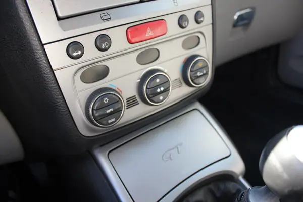 Alfa Romeo GT 2004 - 3800 EUR, 289000 km - AUTO.MOTO.pt - 289000km - foto 22 de 23