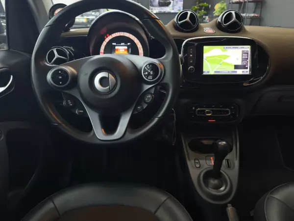 Smart ForTwo Coupé 2018 - 12450 EUR, 110509 km - AUTO.MOTO.pt - 110509km - foto 21 de 33