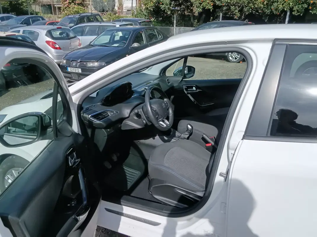 Peugeot 208 2019 - 10900 EUR, 127907 km - AUTO.MOTO.pt - 127907km - foto 5 de 17
