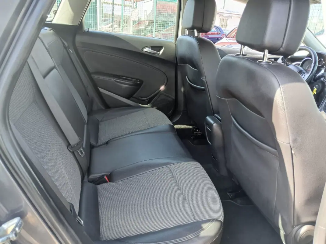 Opel Astra Sports Tourer 2013 - 7350 EUR, 143297 km - AUTO.MOTO.pt - 143297km - foto 20 de 26