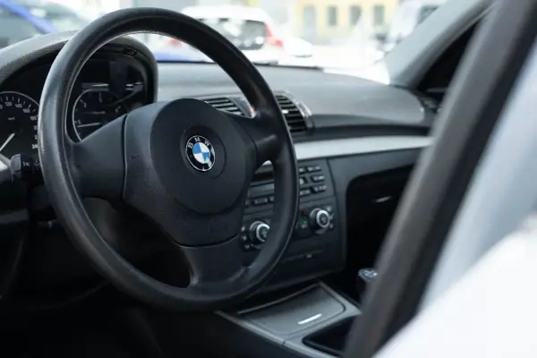 BMW 118 2007 - 7950 EUR, 371000 km - AUTO.MOTO.pt - 371000km - foto 7 de 16