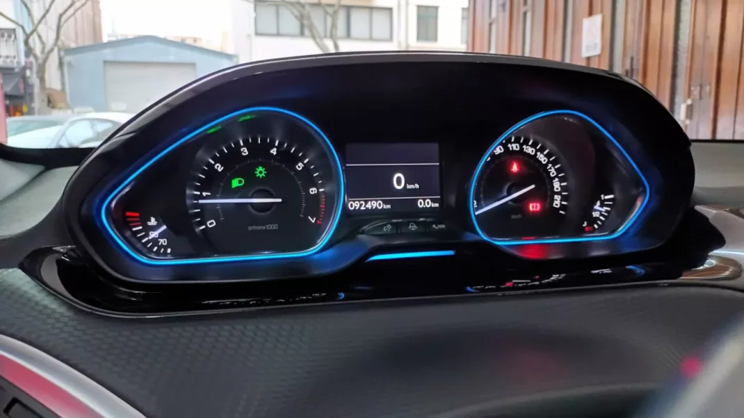 Peugeot 2008 2015 - 11490 EUR, 92490 km - AUTO.MOTO.pt - 92490km - foto 34 de 72